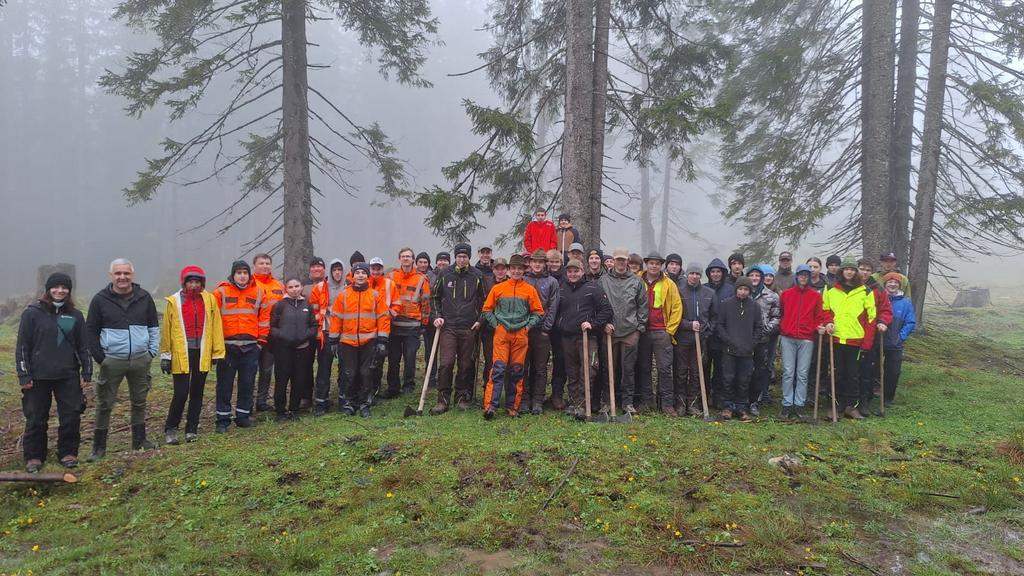 Aufforstungsaktion der Firma Kaindl und der österreichischen Bundesforste mit einer Schulklasse des Holztechnikums Kuchl auf der Postalm