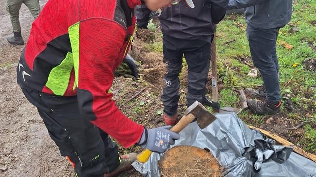Aufforstungsaktion der Firma Kaindl und der österreichischen Bundesforste mit einer Schulklasse des Holztechnikums Kuchl auf der Postalm
