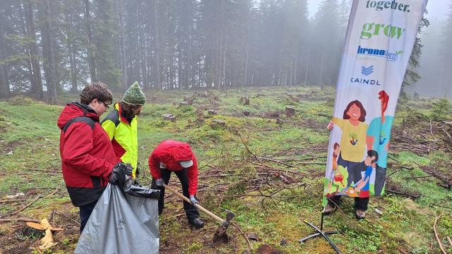 Aufforstungsaktion der Firma Kaindl und der österreichischen Bundesforste mit einer Schulklasse des Holztechnikums Kuchl auf der Postalm