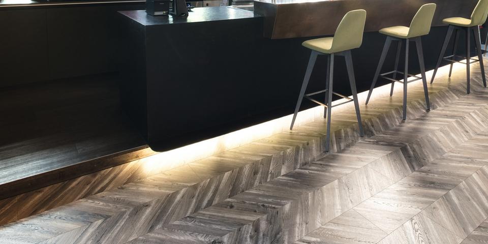 Raumaufnahme Bar Laminatboden Natural Touch K4439 Eiche Fortress Kornborg